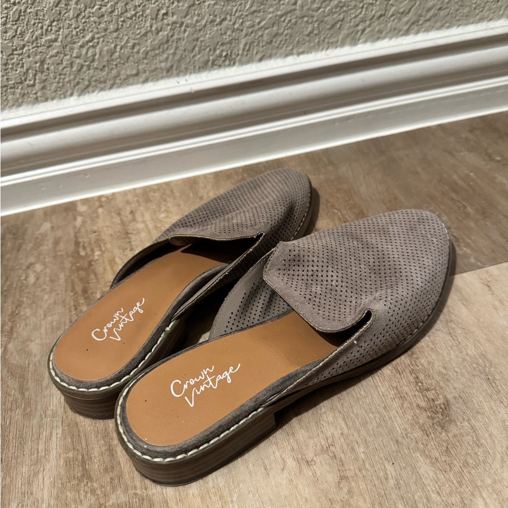 Crown Vintage Slip-On Loafers Women’s Size 6